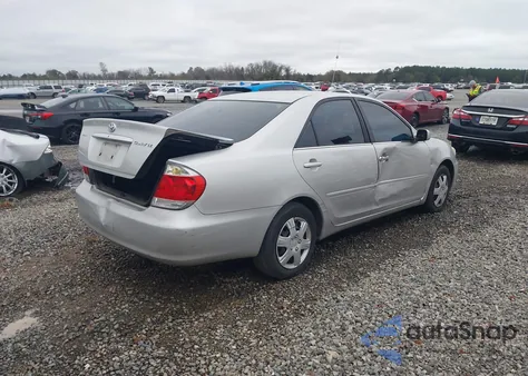 2005 Toyota Camry Le z USA, uszkodzony, nr VIN 4T1BE32K05U599634